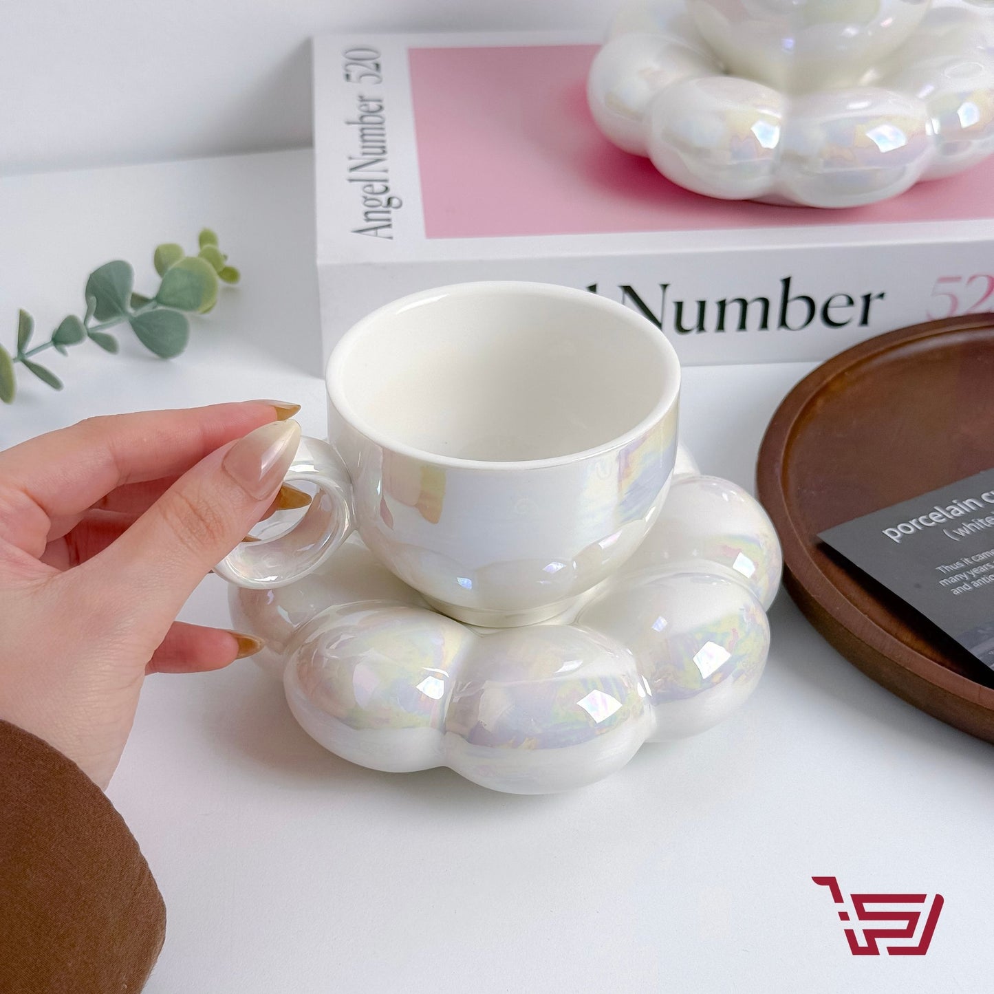 كوب مع صحن الوردة