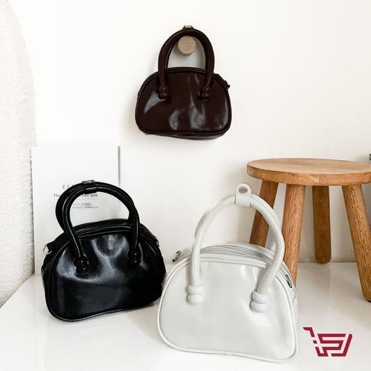 حقيبة يد جلد صغيرة