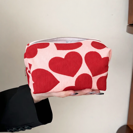 محفظة مكياج قلوب