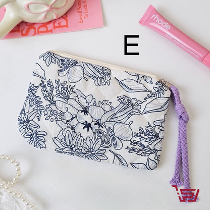 محفظة كوزمتك بأشكال مختلفة