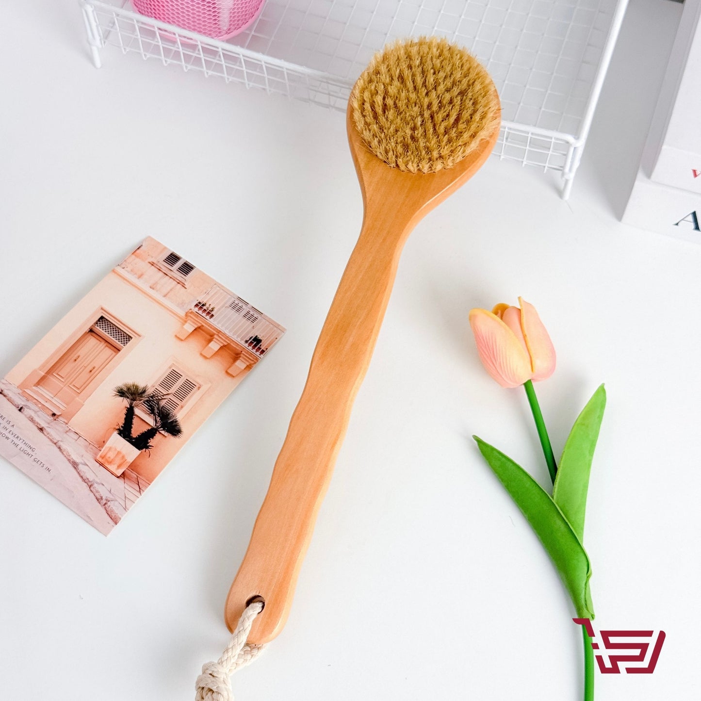 فرشاة تقشير الجسم بمقبض