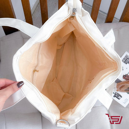 توت باك مع محفظة صغيرة