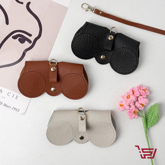 مدالية وحافظة نظارات جلد