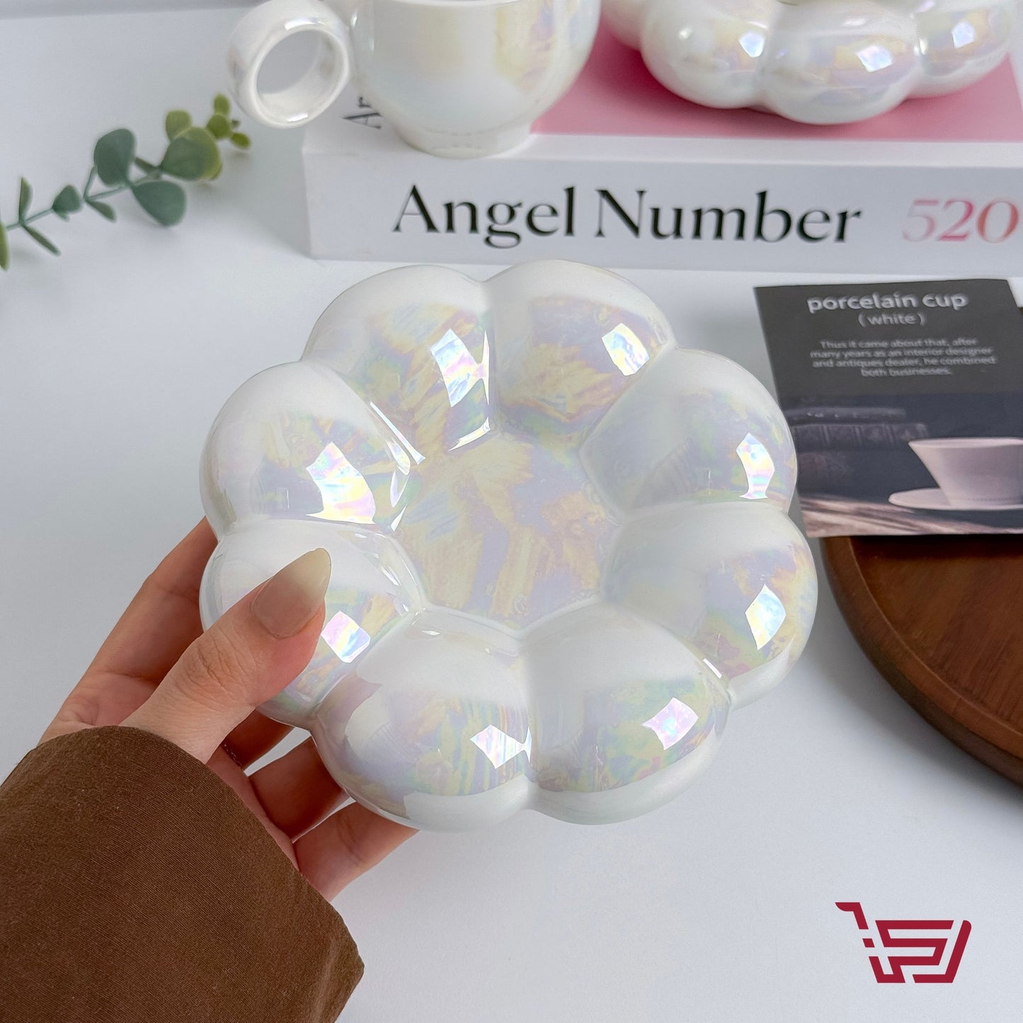 كوب مع صحن الوردة