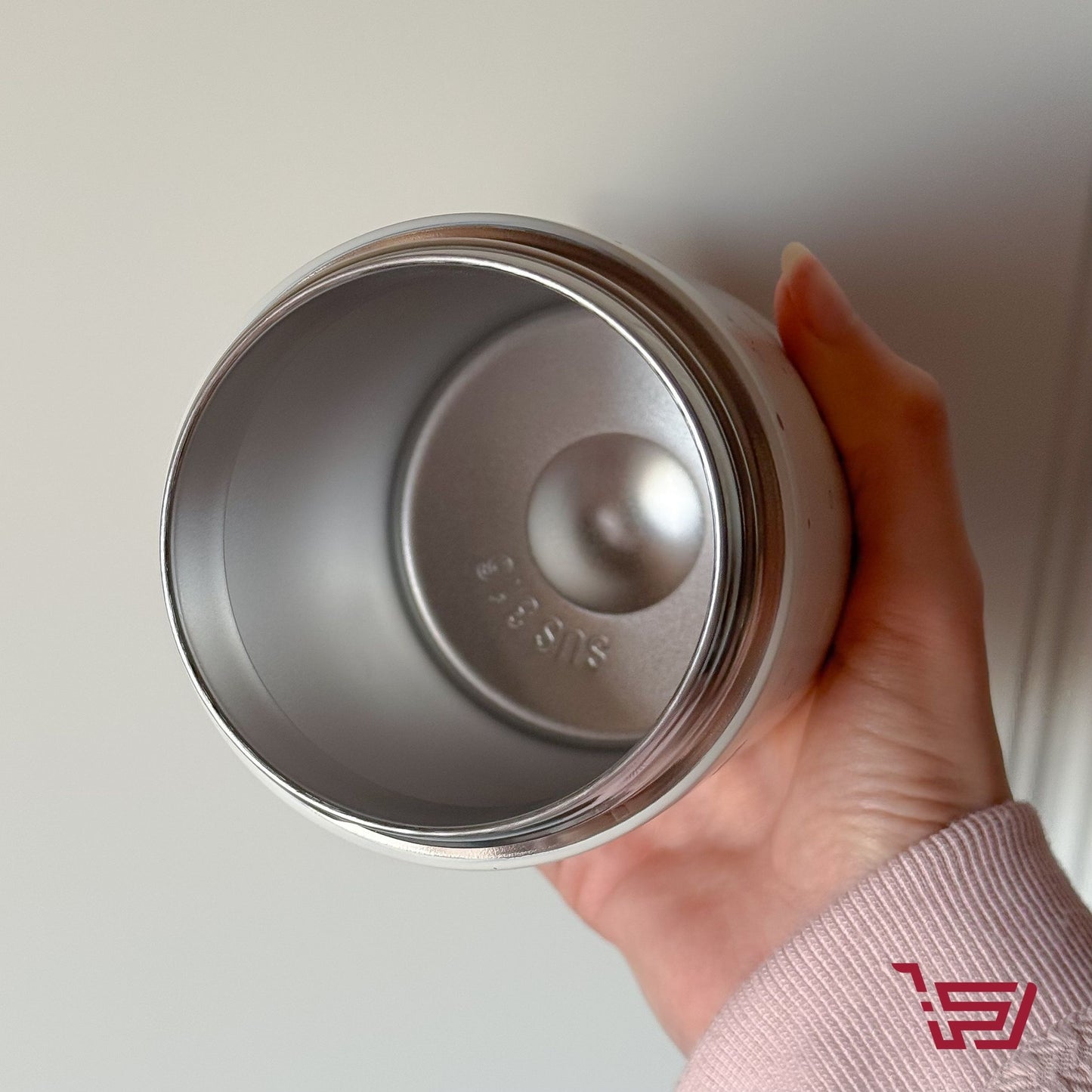 مطارة بطبعات القطط