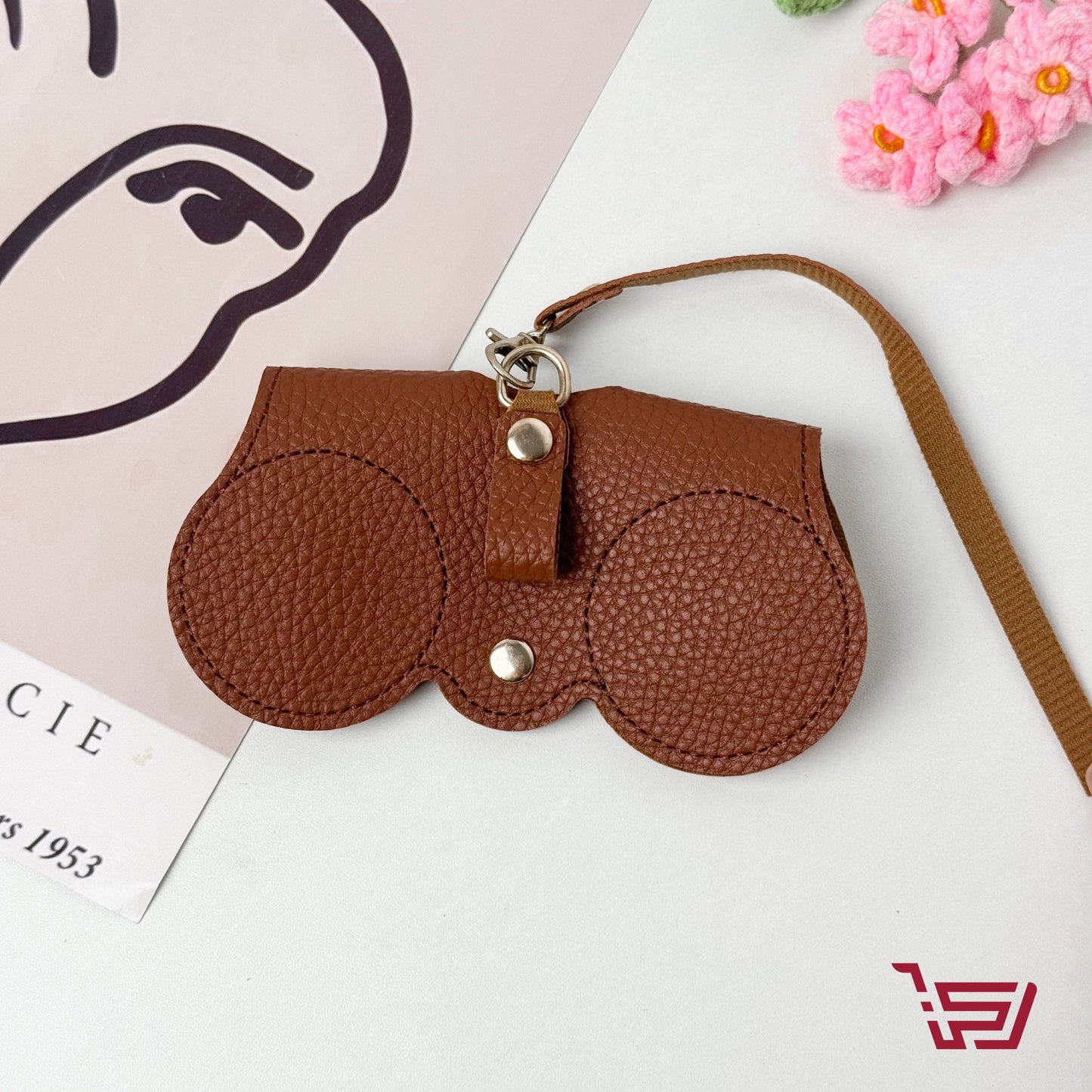 مدالية وحافظة نظارات جلد