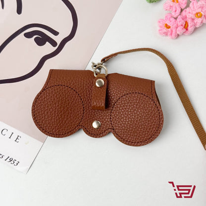 مدالية وحافظة نظارات جلد