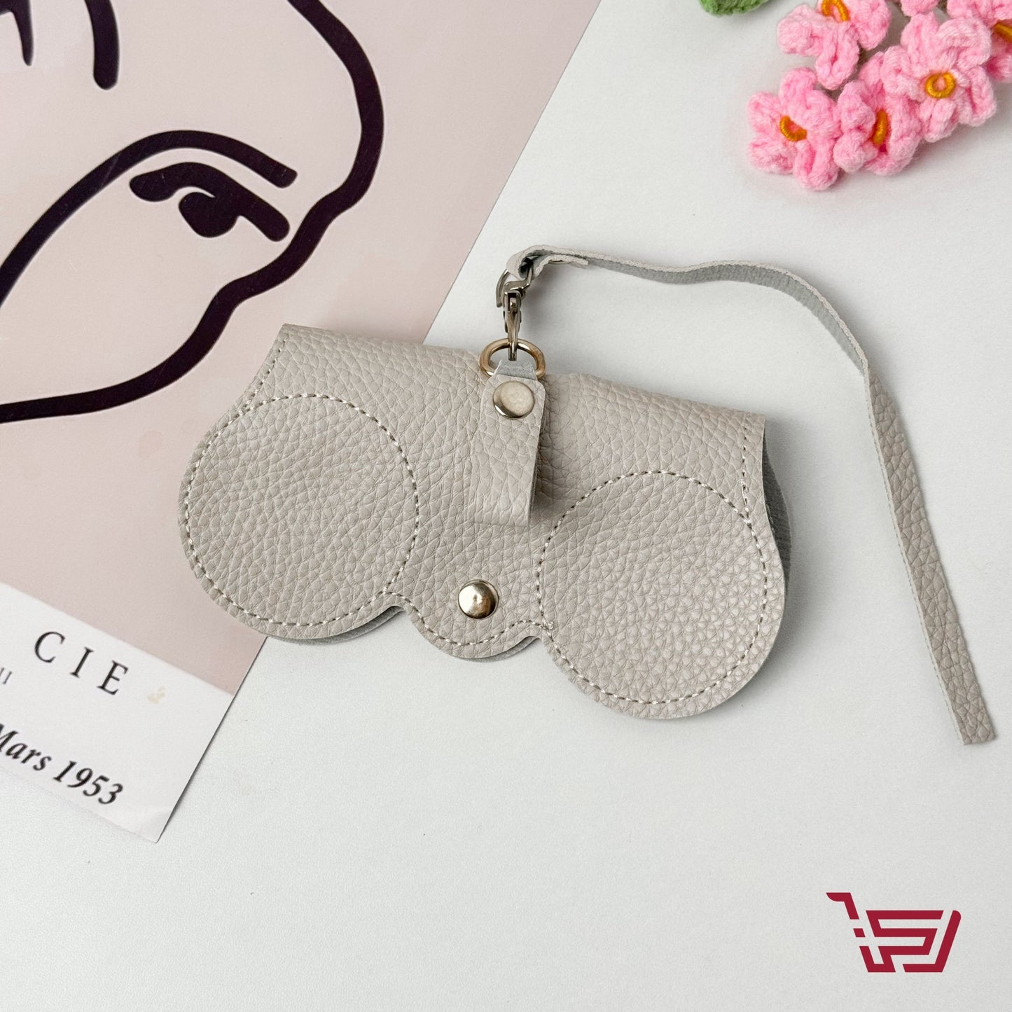 مدالية وحافظة نظارات جلد