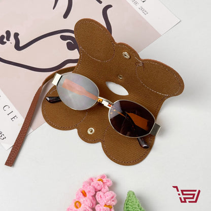 مدالية وحافظة نظارات جلد