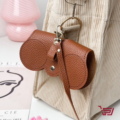 مدالية وحافظة نظارات جلد