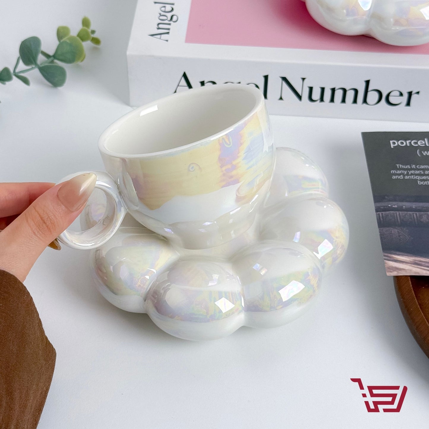 كوب مع صحن الوردة