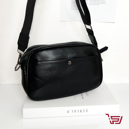 حقيبة كتف جلد متوسطة الحجم مع حزام