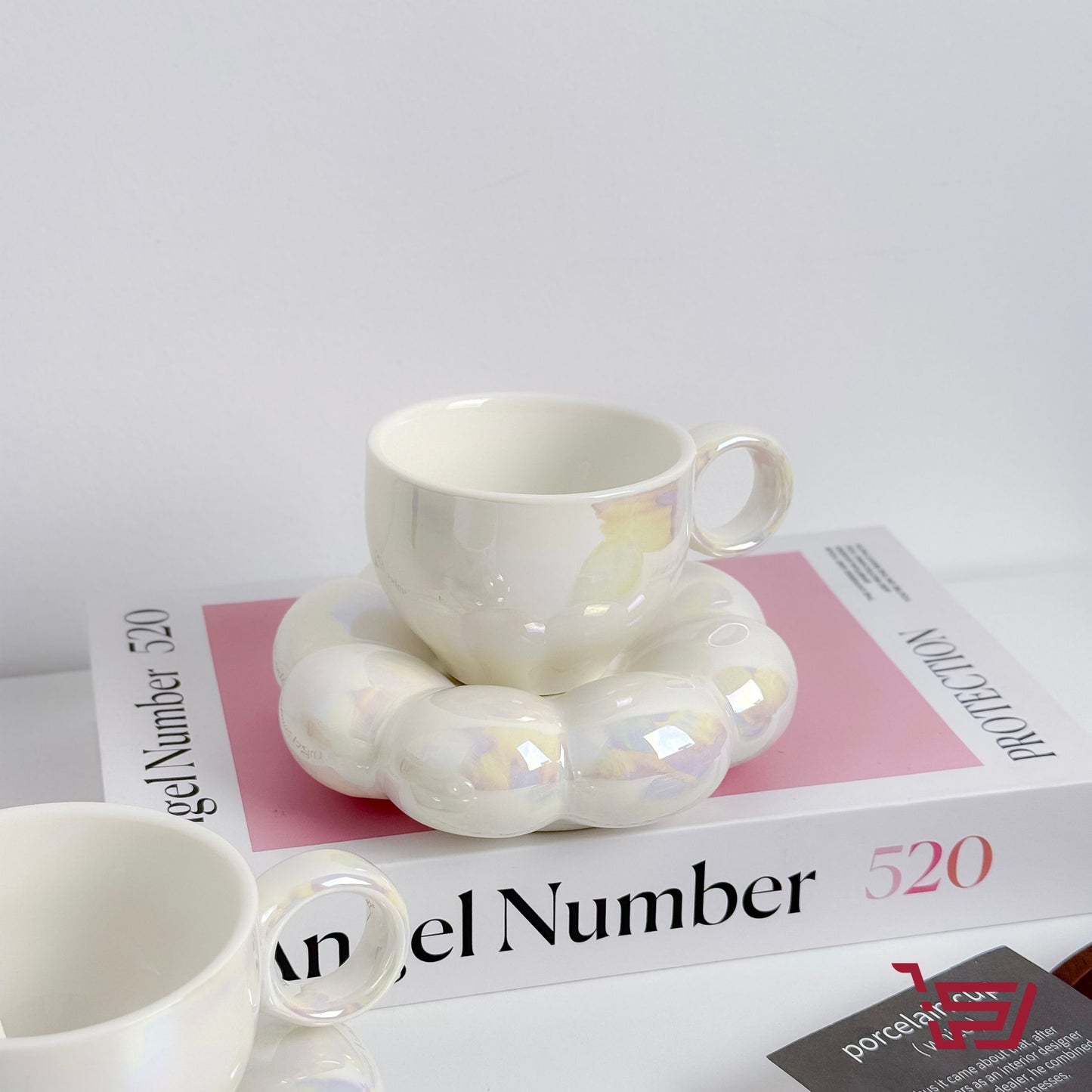 كوب مع صحن الوردة