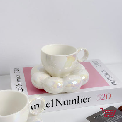 كوب مع صحن الوردة