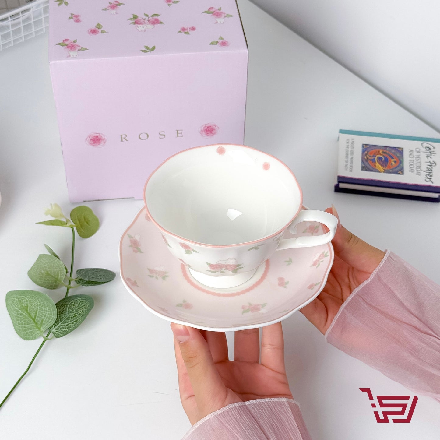 كوب سيراميك مع صحن بطبعات الورود