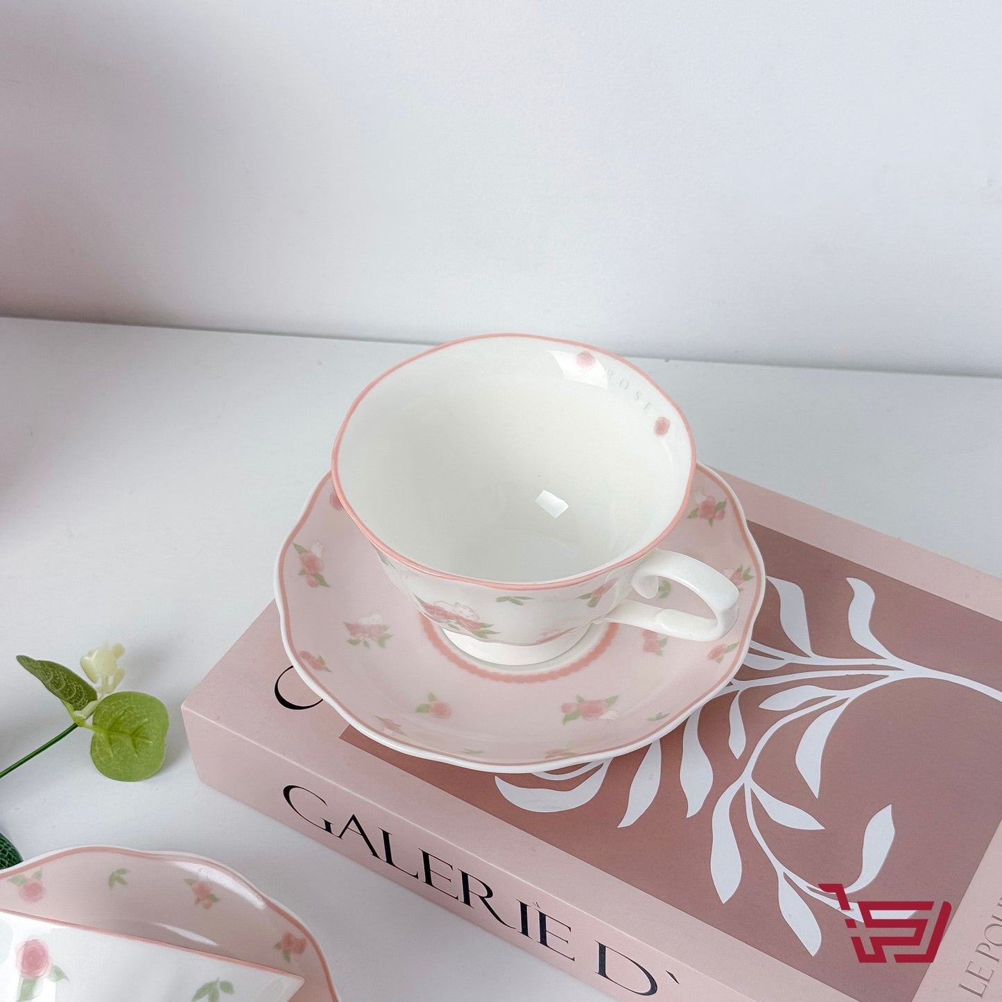 كوب سيراميك مع صحن بطبعات الورود