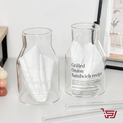 كأس زجاجي مع قصبة