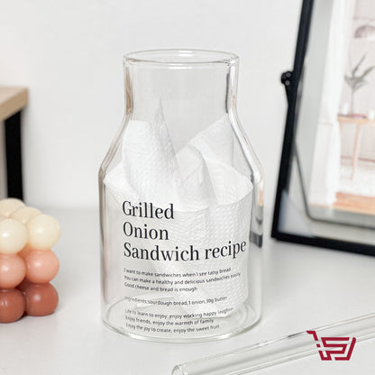 كأس زجاجي مع قصبة