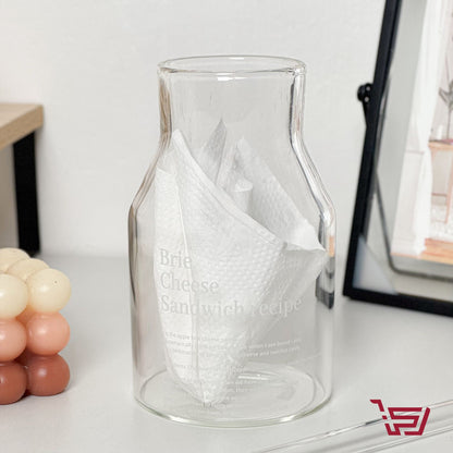 كأس زجاجي مع قصبة