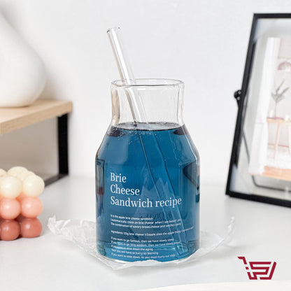 كأس زجاجي مع قصبة