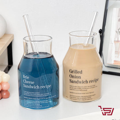 كأس زجاجي مع قصبة