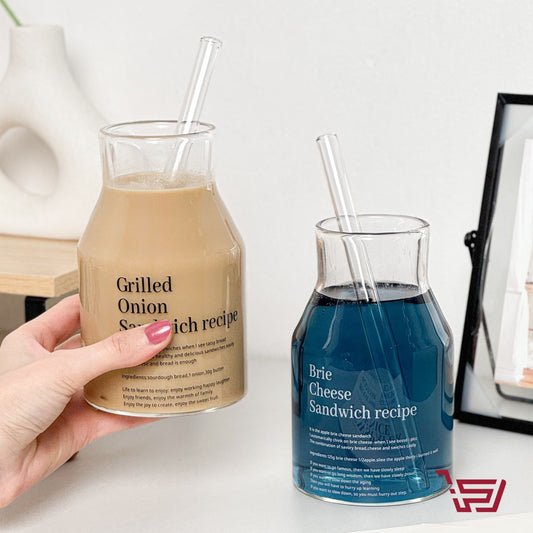 كأس زجاجي مع قصبة