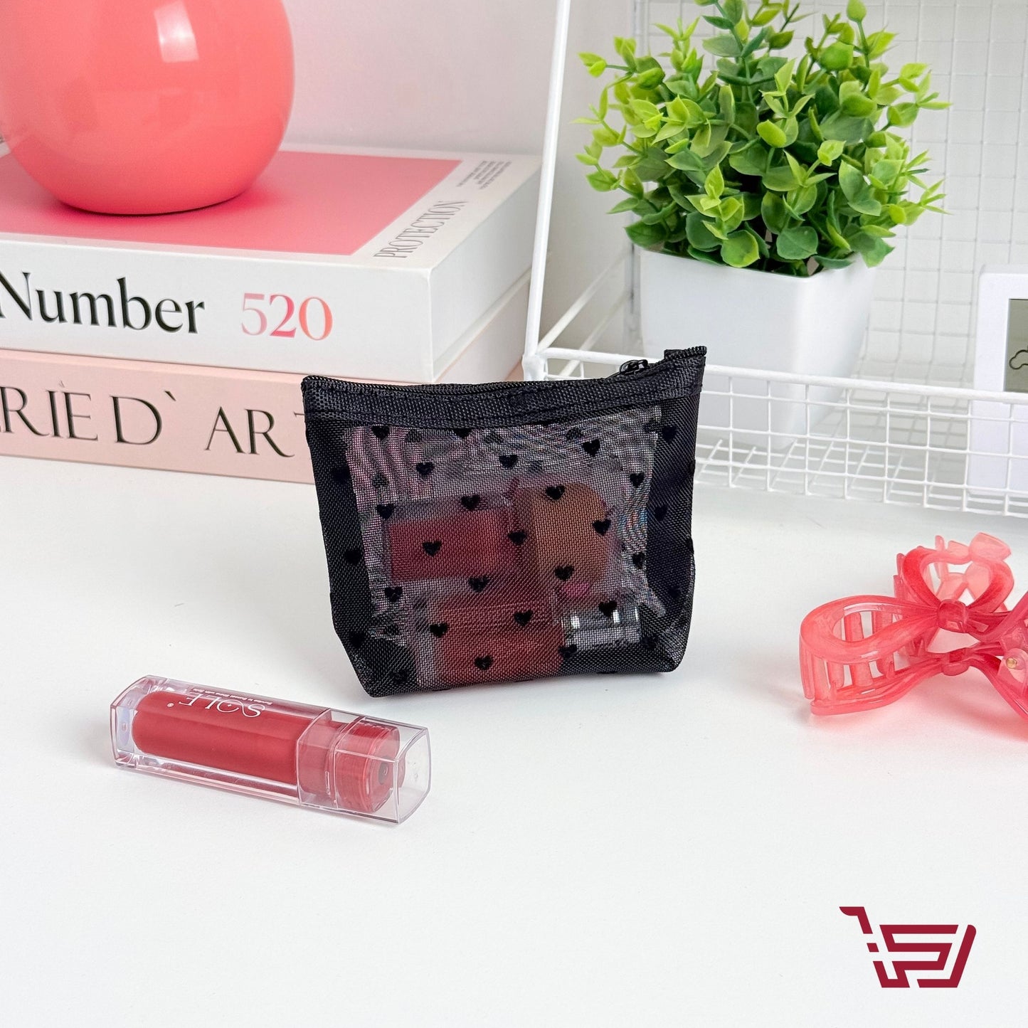 محفظة مكياج بنقشات القلوب