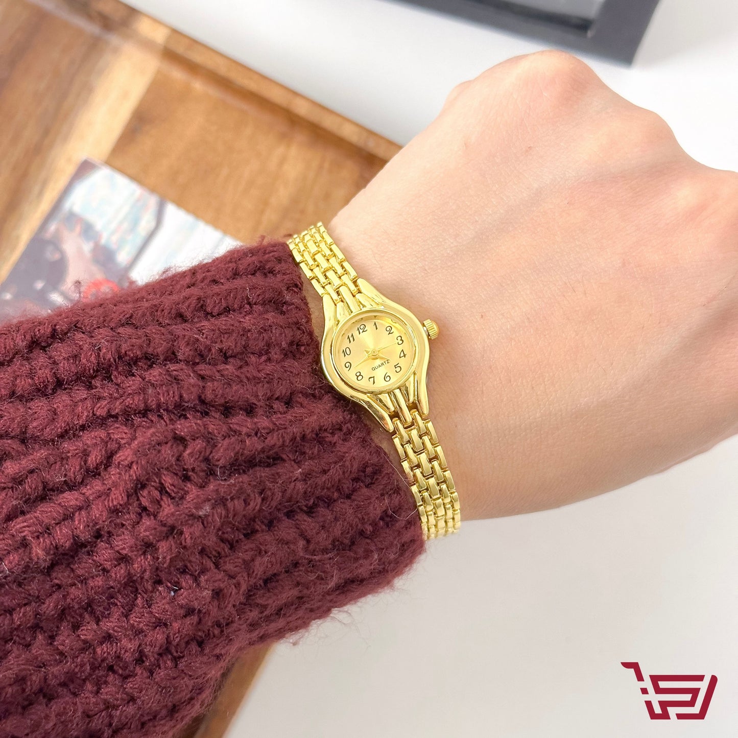 ساعة  يد ذهبية