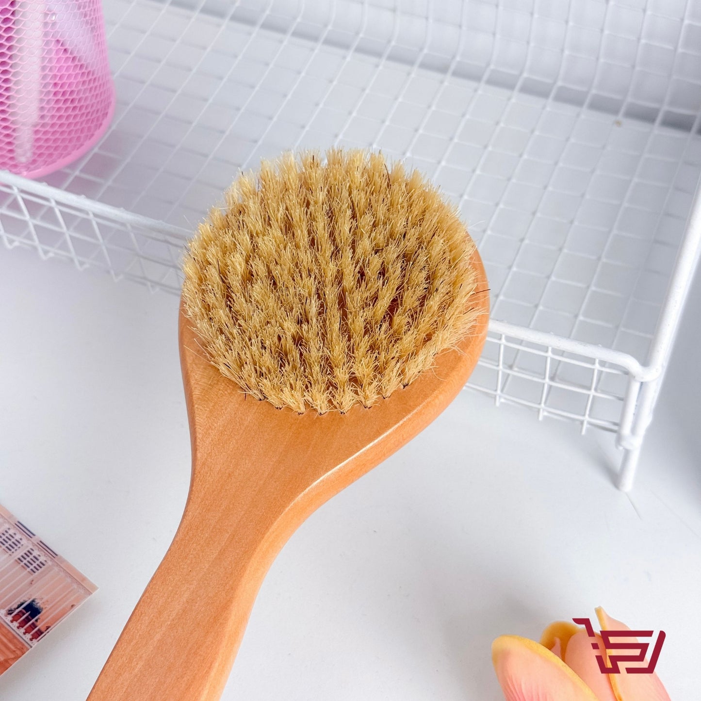 فرشاة تقشير الجسم بمقبض
