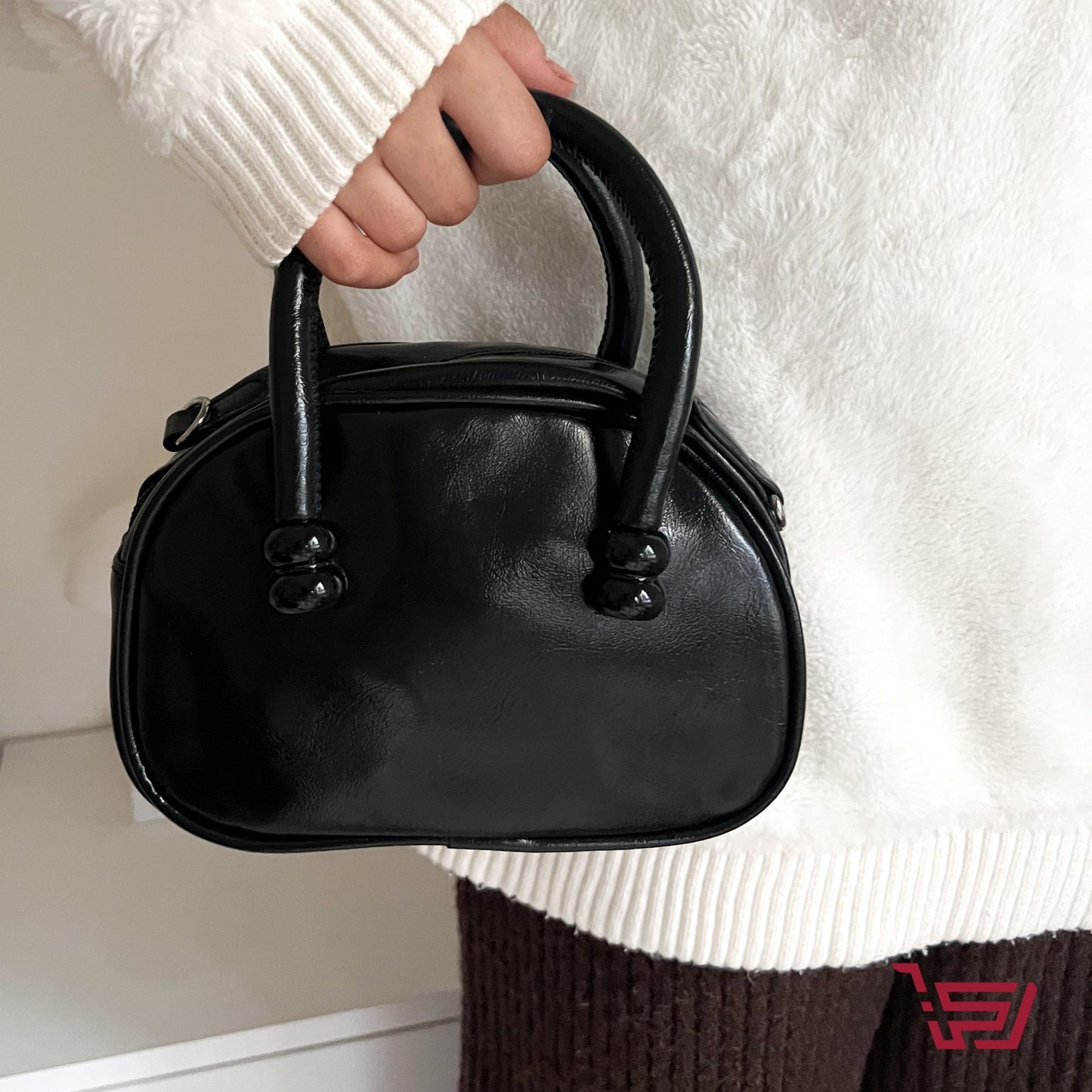 حقيبة يد جلد صغيرة