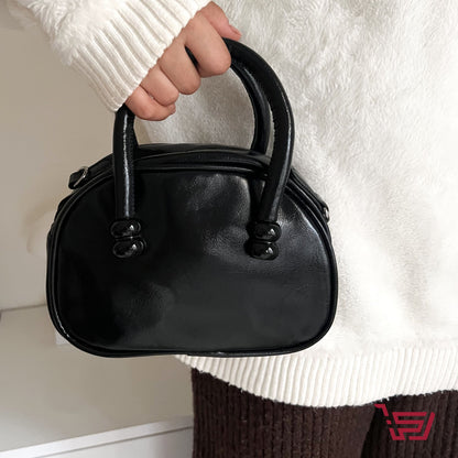 حقيبة يد جلد صغيرة