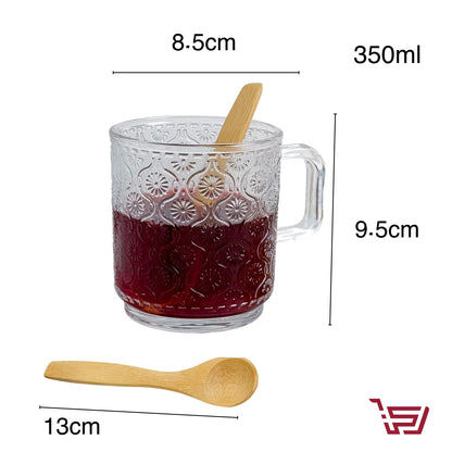 كوب زجاجي بزخرفة مع غطاء وملعقة خشبية