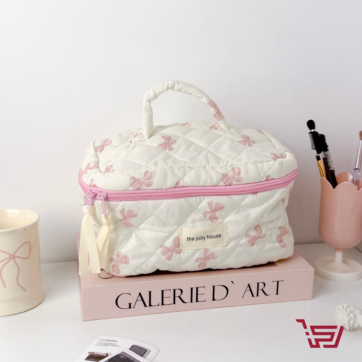 محافظ كوزمتك فيونكة بأحجام مختلفة