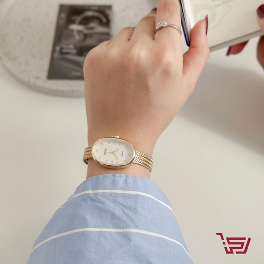 ساعة يد ذهبية