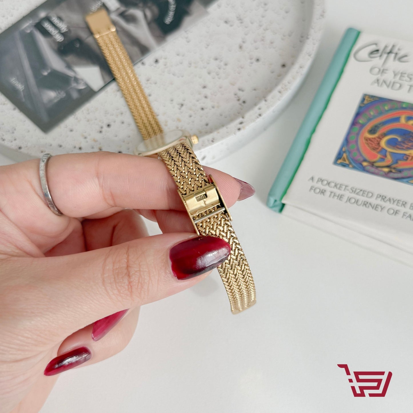 ساعة يد ذهبية