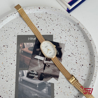 ساعة يد ذهبية