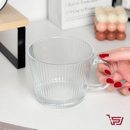 كوب زجاجي شفاف مخطط