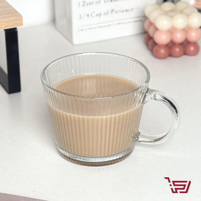 كوب زجاجي شفاف مخطط