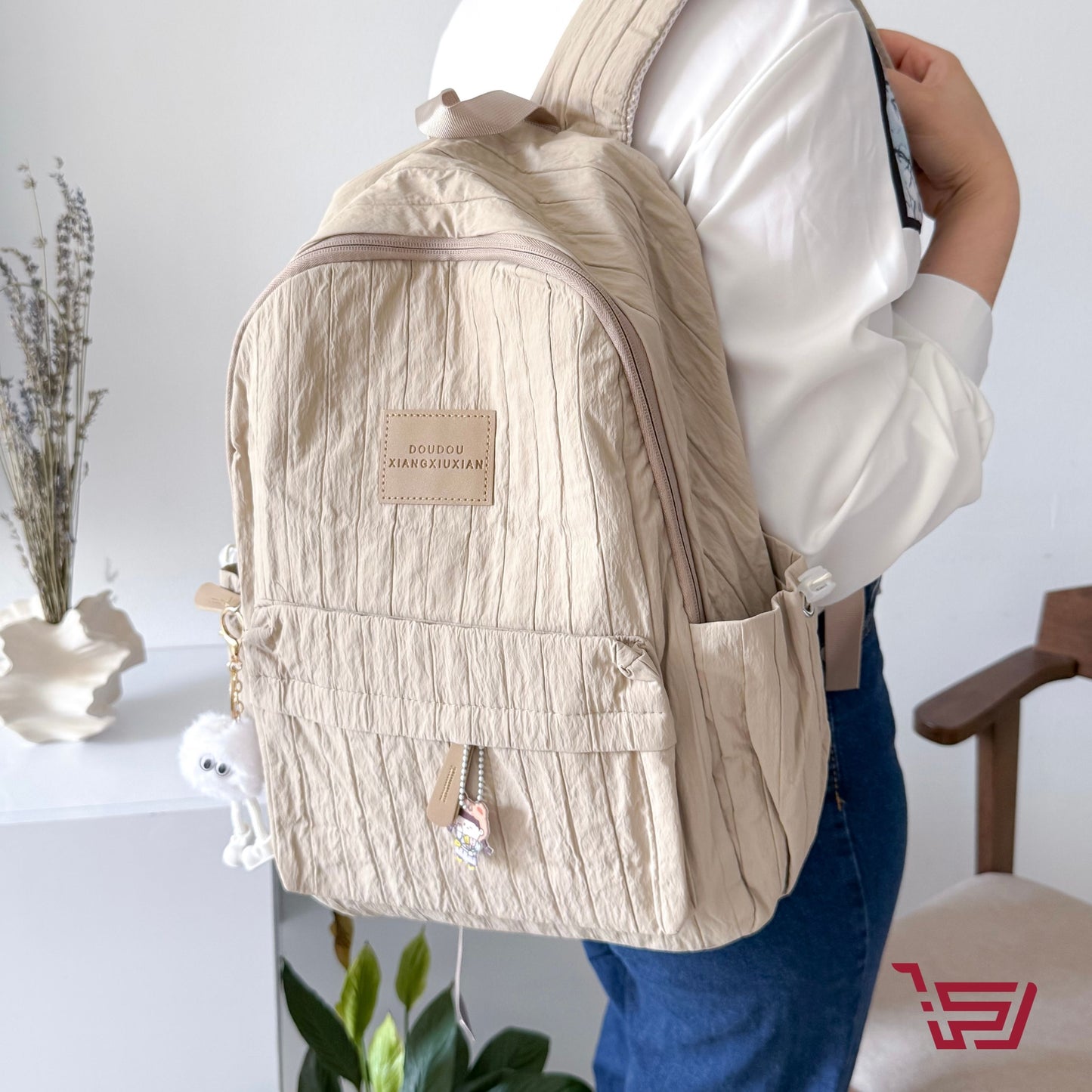 حقيبة ظهر مع مدالية