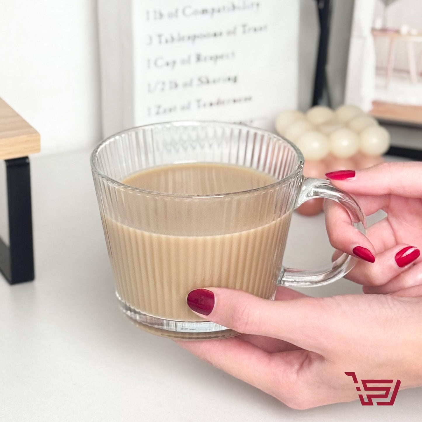 كوب زجاجي شفاف مخطط