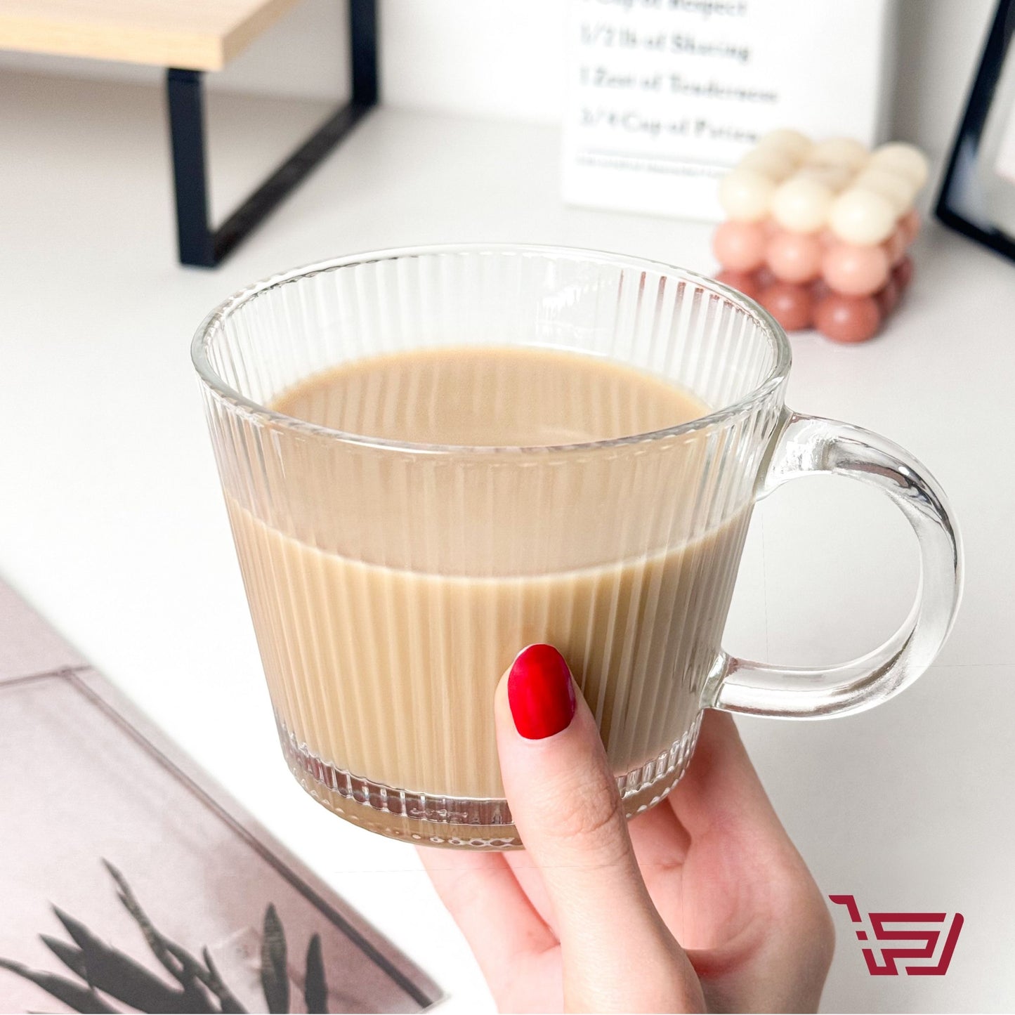 كوب زجاجي شفاف مخطط