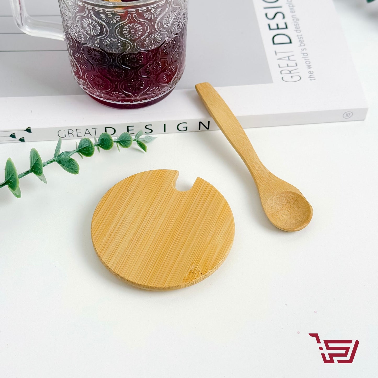 كوب زجاجي بزخرفة مع غطاء وملعقة خشبية