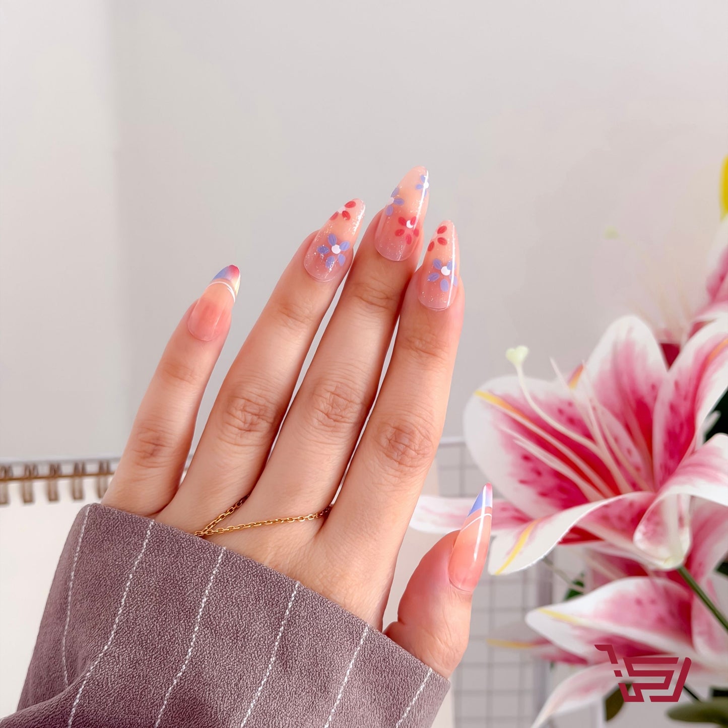 علبة سيت اظافر صناعية تصميم زهور ملونة
