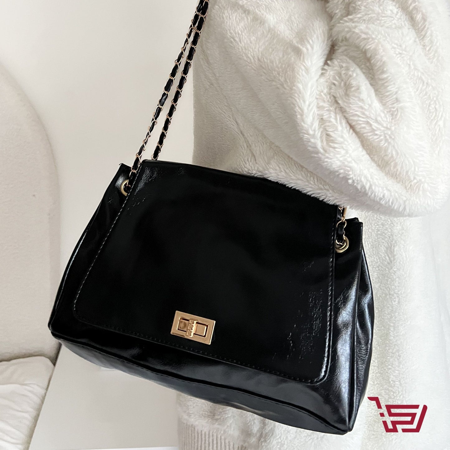 حقيبة يد جلد متوسطة الحجم