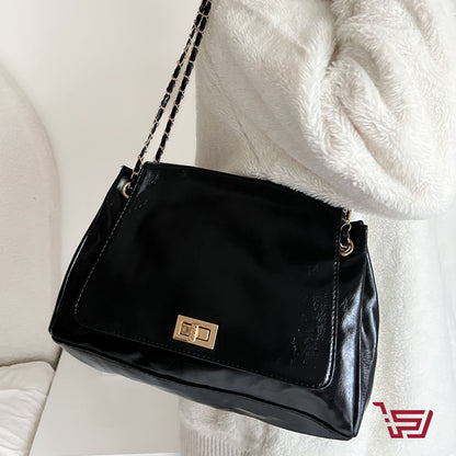 حقيبة يد جلد متوسطة الحجم