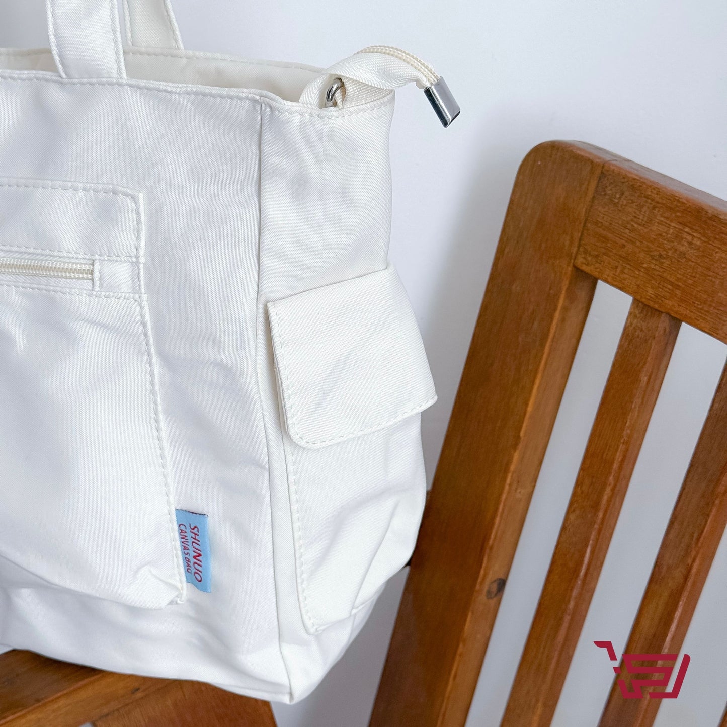 توت باك مع محفظة صغيرة