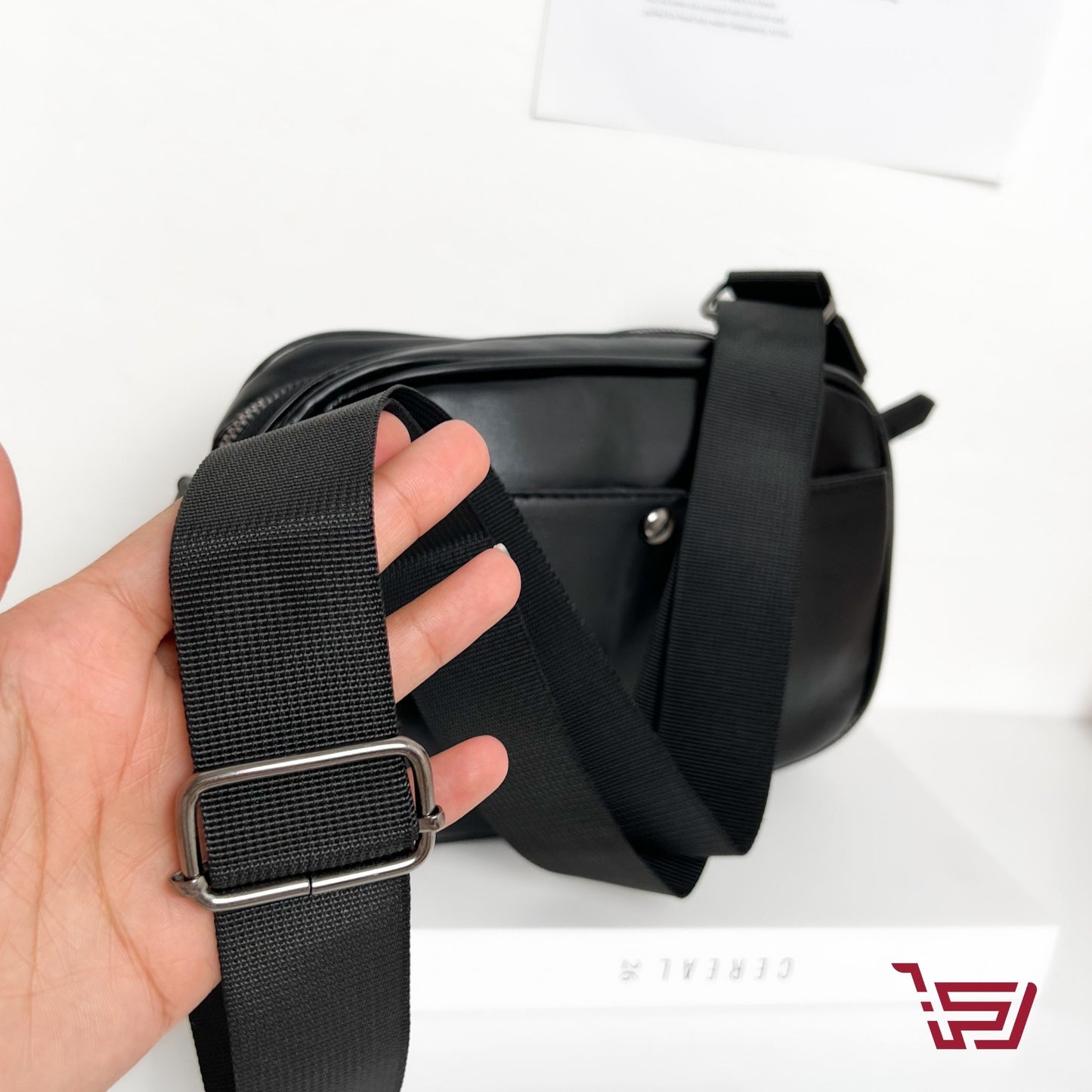 حقيبة كتف جلد متوسطة الحجم مع حزام