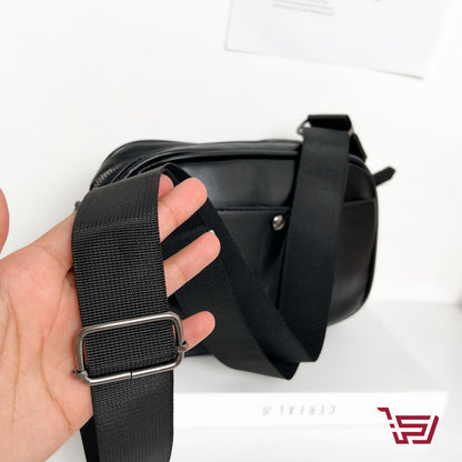 حقيبة كتف جلد متوسطة الحجم مع حزام