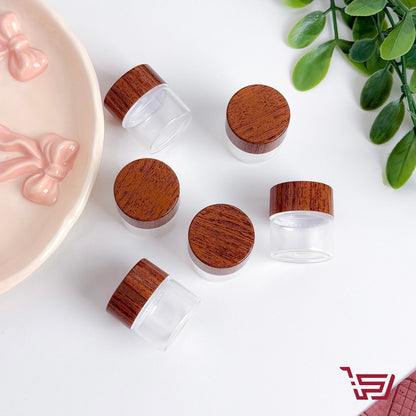 علب زجاجية مع غطاء خشب صغيرة