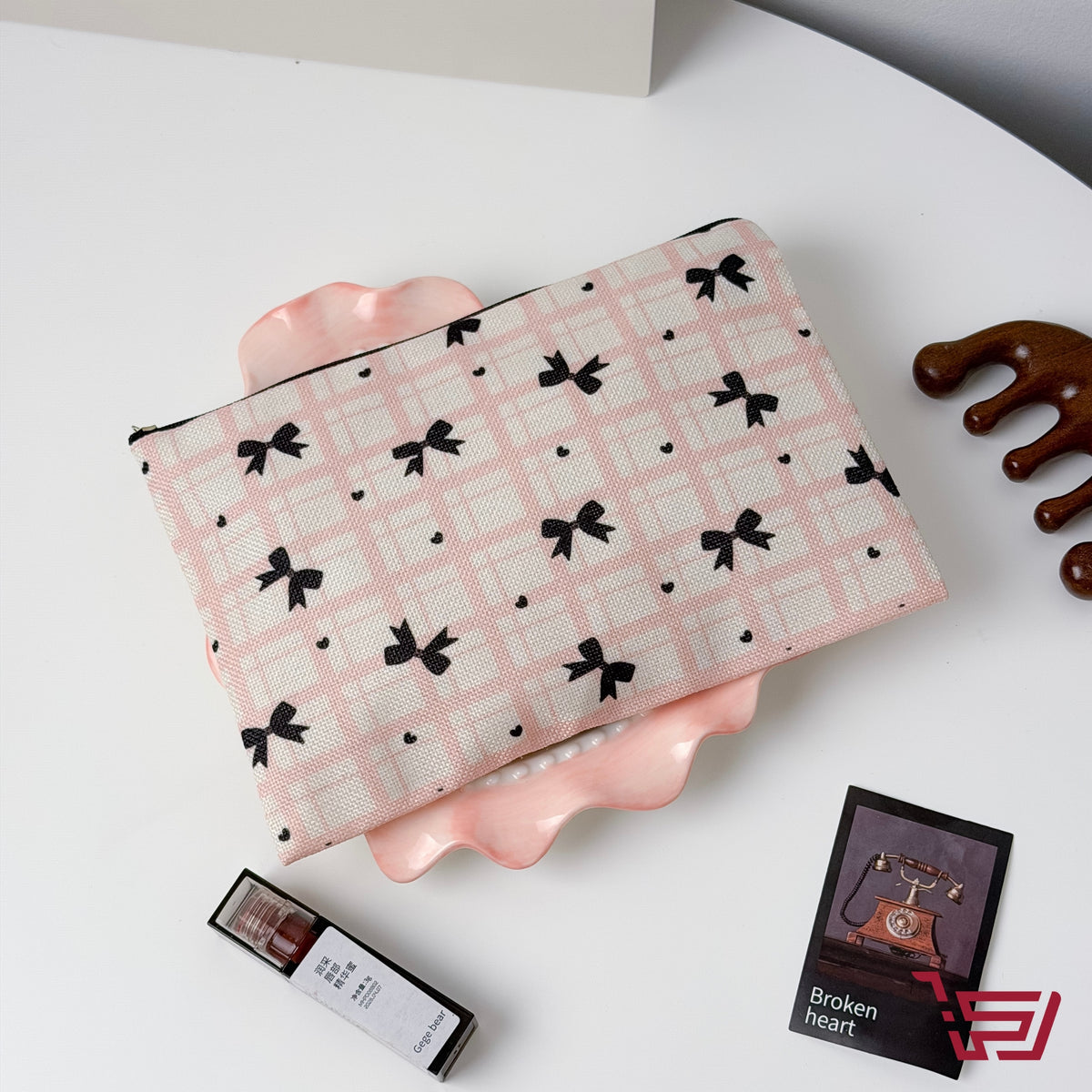 محفظة كوزمتك وردي bowtie